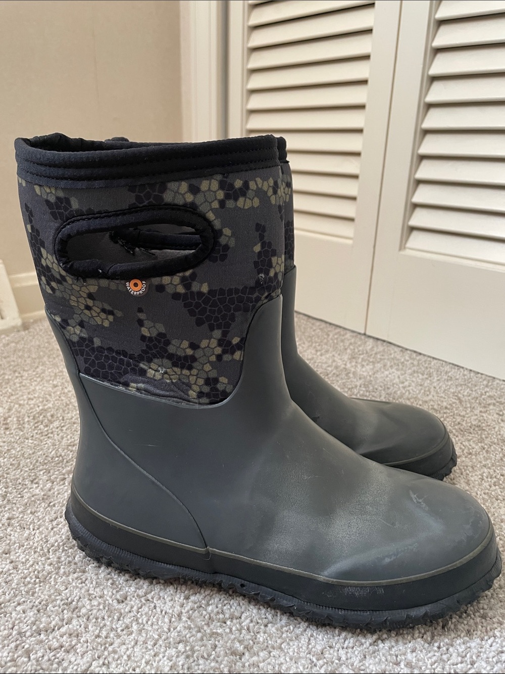 BOGS Kids Rubber Waterproof Insulated Boots Axel Sz 5 gray/ black pull on